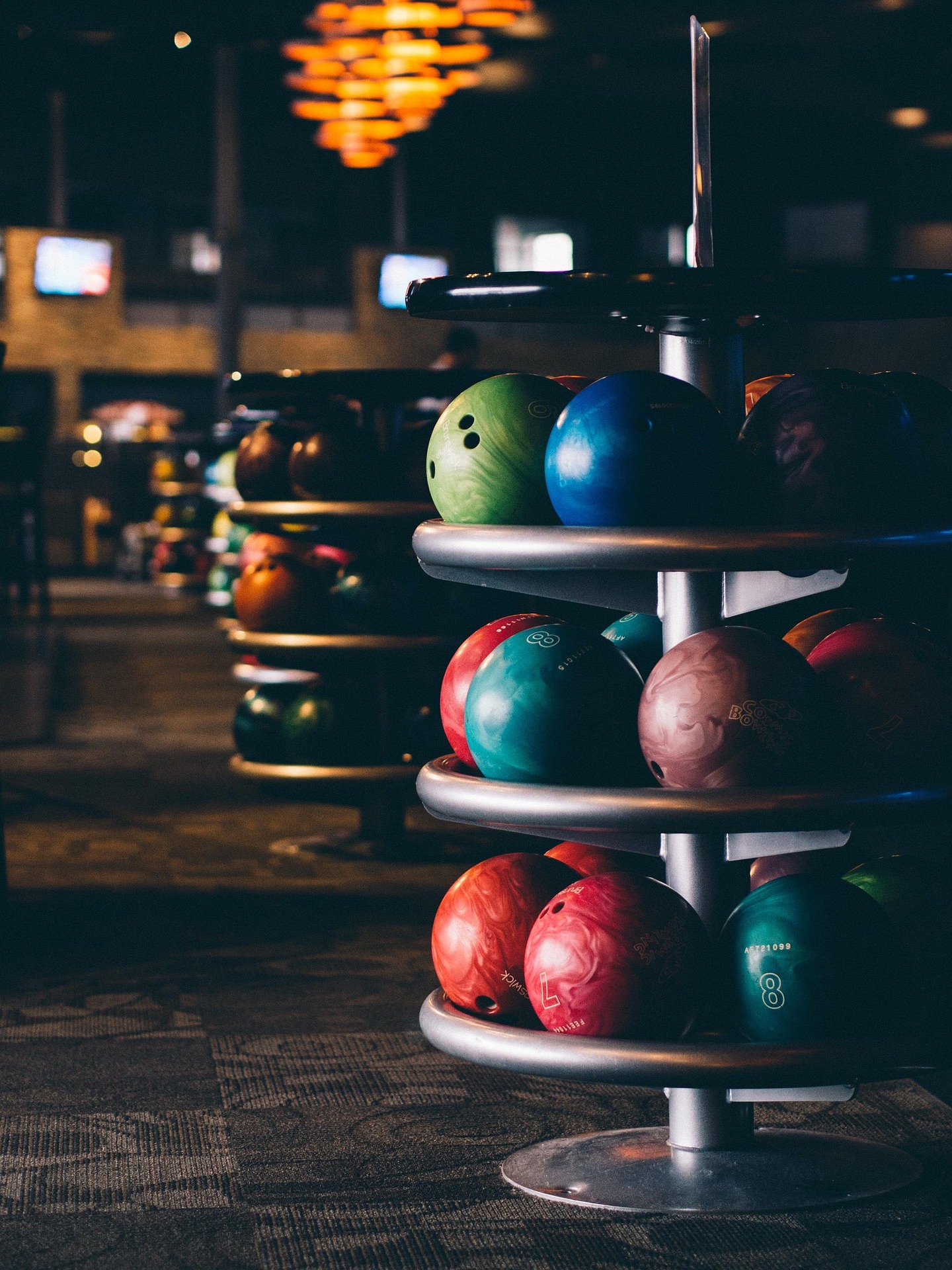 Pista di bowling con birilli illuminati